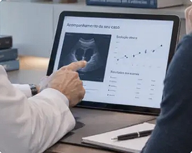 Médico mostrando acompanhamento do caso em um tablet